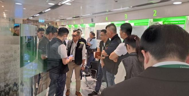 香港恒生银行被抢劫 警方出动飞虎队全城搜捕